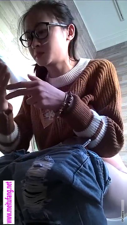 游乐场女厕全景偷拍多位年轻少妇的各色鲍鱼