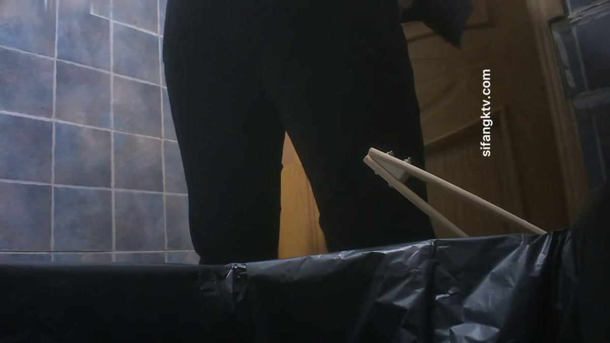 餐厅女厕全景偷拍多位美女少妇不敢坐半蹲着尿⭐刚好把各种美鲍呈现在大家面前