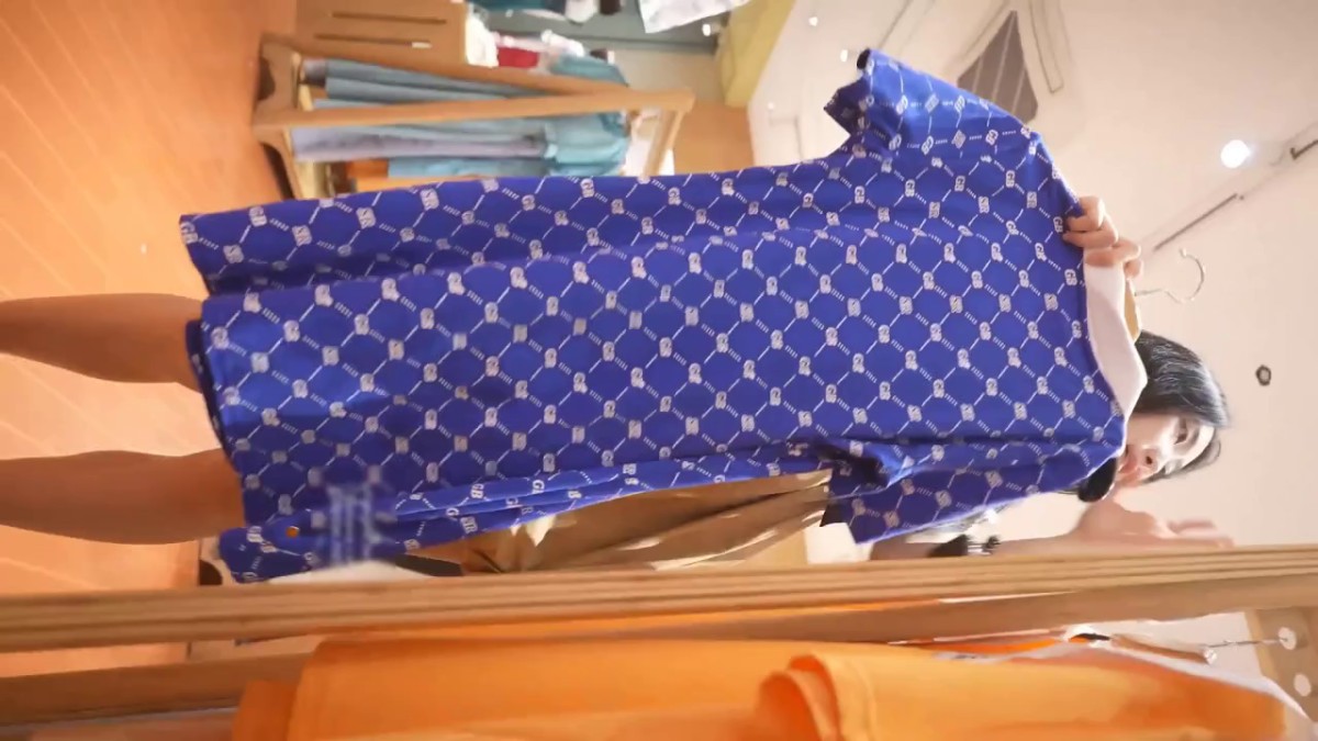 大神尾随偷拍美女裙底 浅蓝包臀裙配反差粉内还露毛.贴着美女脸拍透明蕾丝骚内美女换装秀穿了4套裙子全被抄