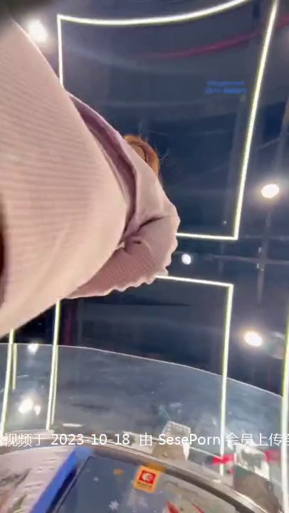 商城跟随偷窥漂亮小少妇 蓝色小内内紧紧卡着屁沟 看着好骚气偷窥漂亮少妇