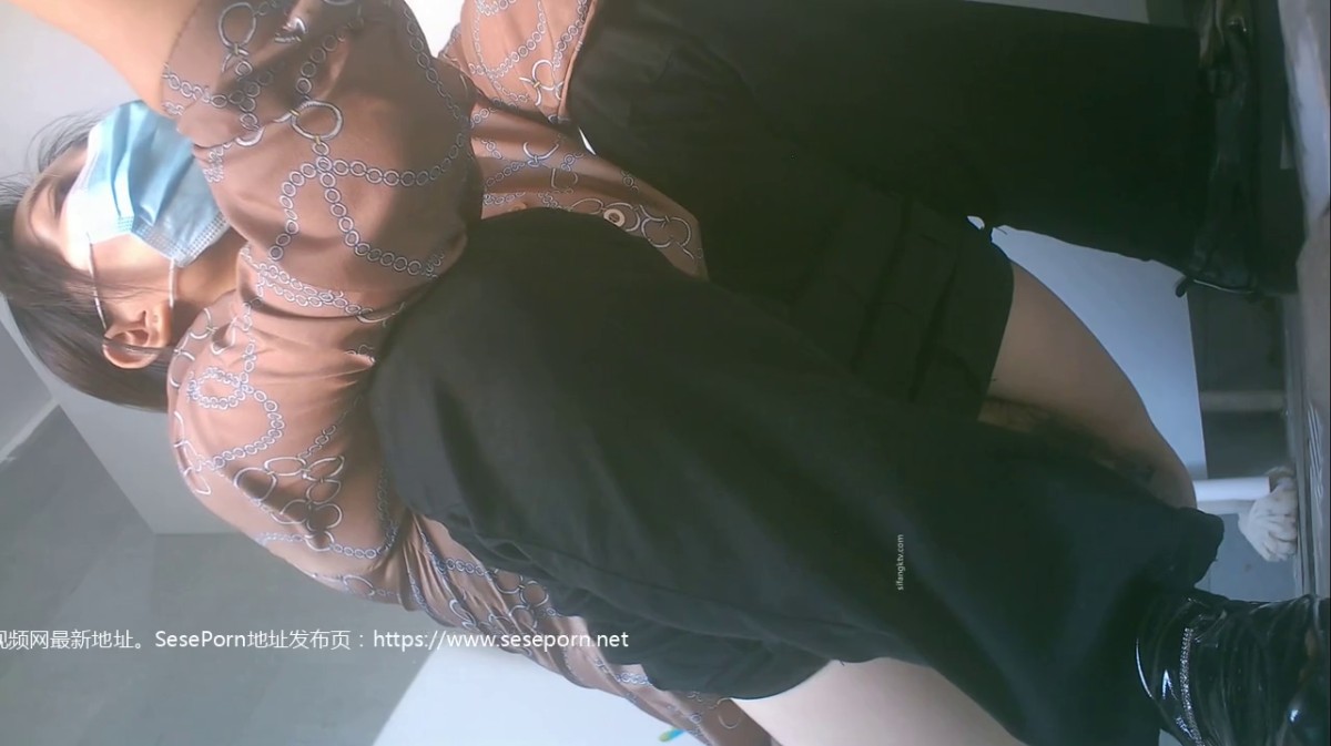 坑神潜入某培训机构女厕双机位近景高清偸拍，多位小姐姐方便，脸逼同框看点十足