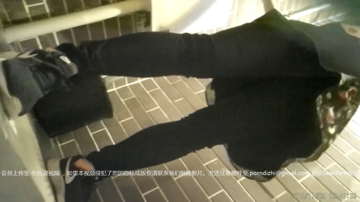 坑神潜伏商场女厕独占一个坑位，同步露脸特写2K偸拍小姐姐方便