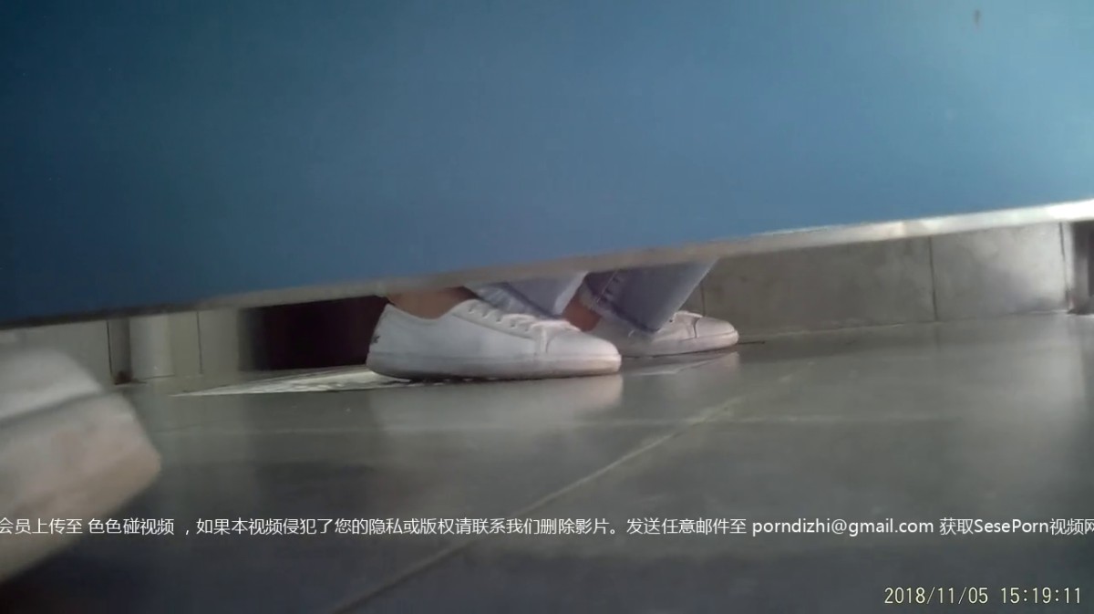 坑神商场女厕独占一个坑位偸拍小姐姐方便