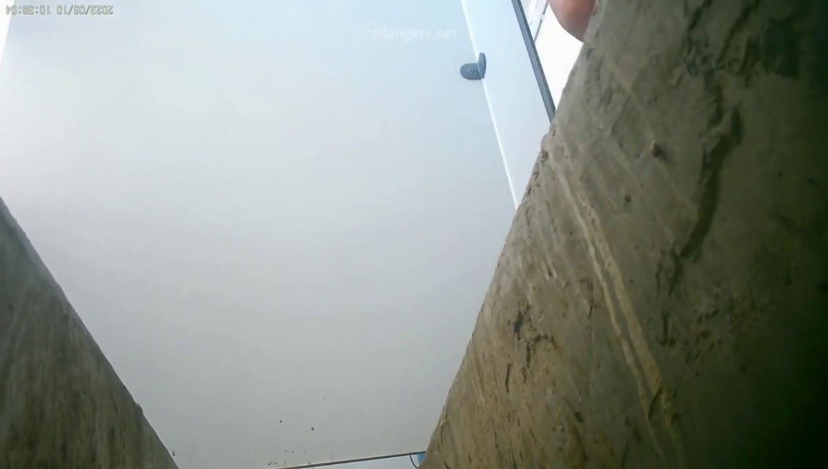 2023-10月新流出人民广场旁边沟厕近距离偷拍 来方便的少妇戴了不少金器的少妇小喷泉