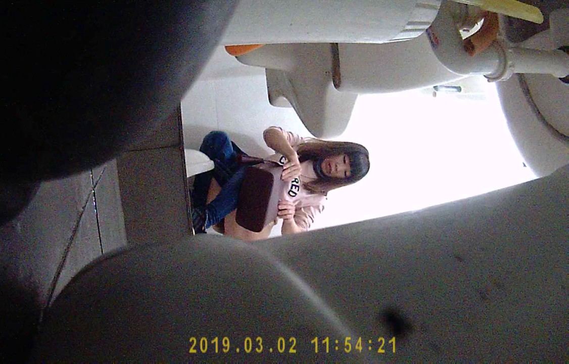 补习班卫生间暗藏摄像头偷拍补习结束的学生妹在卫生间换衣服和尿尿粉女