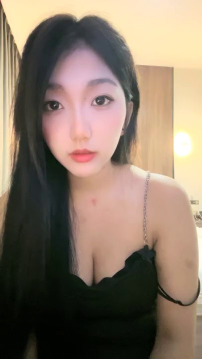 极品尤物网红女神！近期下海大秀！隔着内裤道具震穴，爽的啊啊叫，大奶多毛肥穴，特写震得爽翻