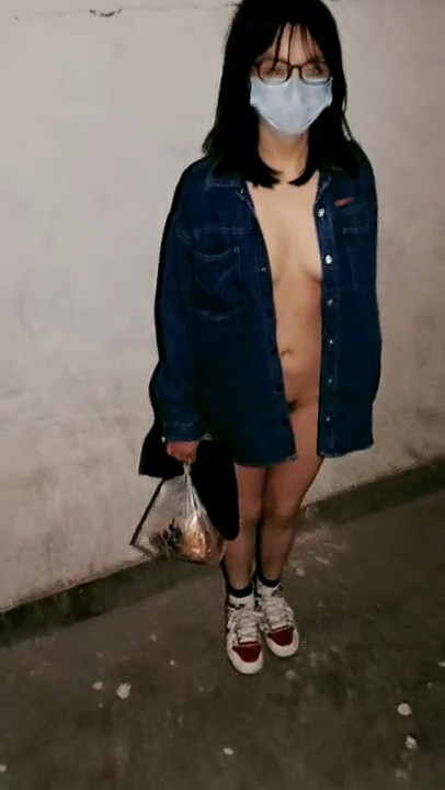 小情侣玩的就是刺激 居民楼道露出挑战 在电梯门口后入肏穴 有人乘坐电梯不断攀升 真是香艳过瘾刺激