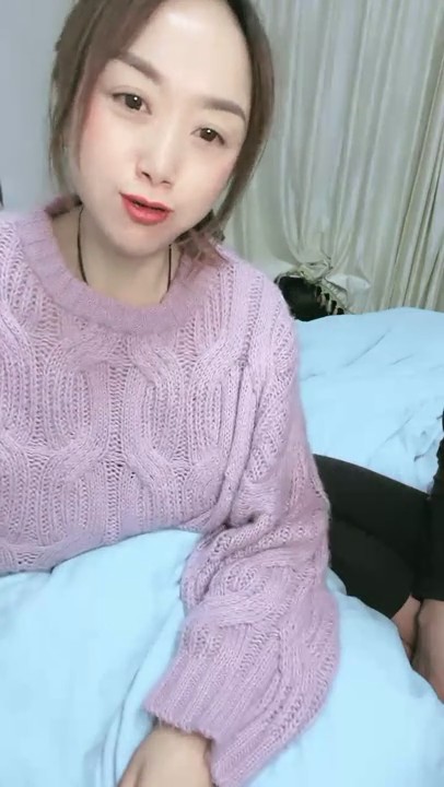 说是亲姐弟！乱伦操逼大战！掀开被子，里面穿着开档黑丝，足交后入爆操，表情一脸享受，极度淫骚