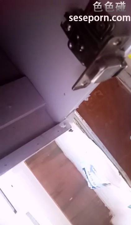 手机直播大白天衣服店老板娘店里翘起双腿玩逼逼喜欢的不要错过