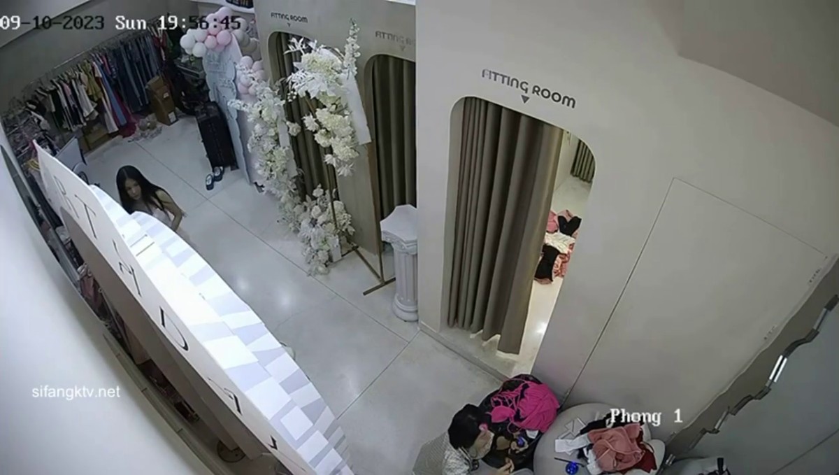 2023新流出黑客 破解摄像头偷拍直播的带货的小姐姐后台更衣室换衣服