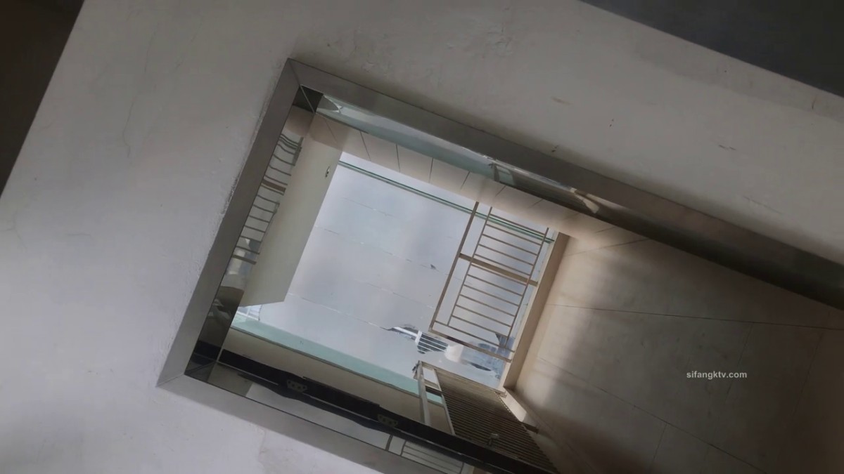 大神四处游荡尾随妹子进厕所偷拍 温柔漂亮小姐姐尿尿被发现,不顾淑女形象急忙捂着逼破口大骂