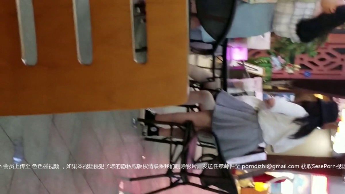 大神四处游荡尾随几个妹子进厕所偷拍 温柔漂亮小姐姐尿尿被发现,不顾淑女形象急忙捂着逼破口大骂谁啊