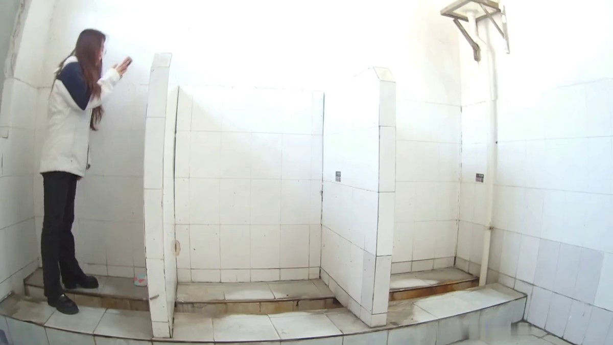 十一月最新流出开放式无门公厕偷拍 全景-1镜3位置临场感十足  角度光线好