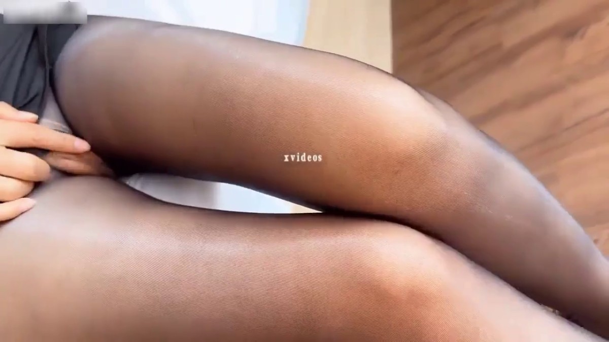 老公买的丝袜第一次穿”高冷女上司平日很矜持，结果在酒店被彻底征服！没想到床上这么骚