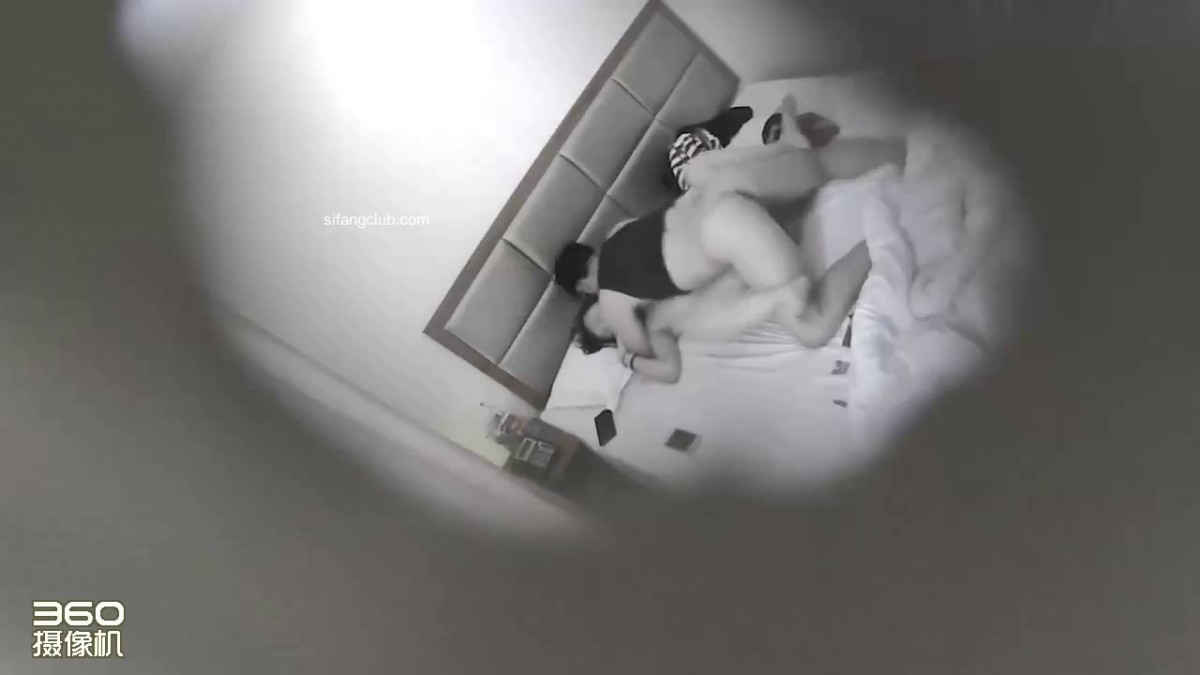 眼镜哥带着漂亮的女友开房啪啪体力不错哟连着干了3炮