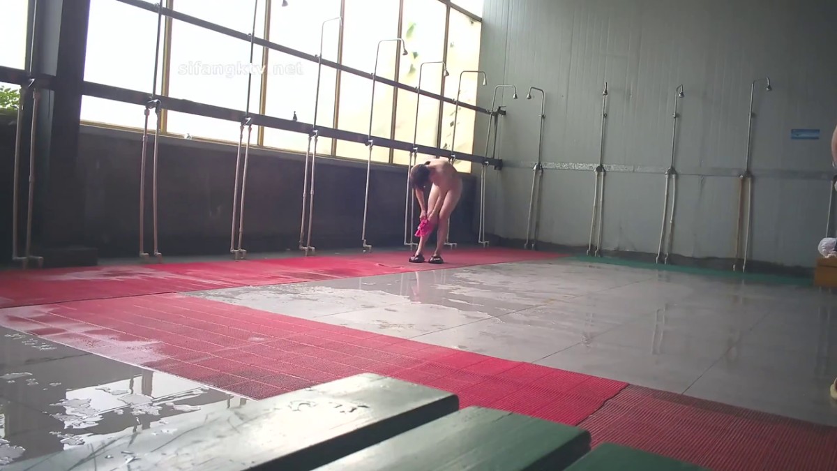 十一月最新流出 大神潜入水上乐园淋浴更衣室四处移动偷拍真大胆对着旗袍美女的逼逼拍