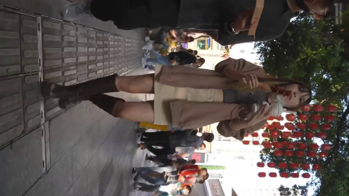 偷拍美女裙底风光 极品靓女和大哥逛街翘臀夹着骚窄内越走越紧小吃街抄底包臀裙小姐姐粉内弯腰侧面露毛了