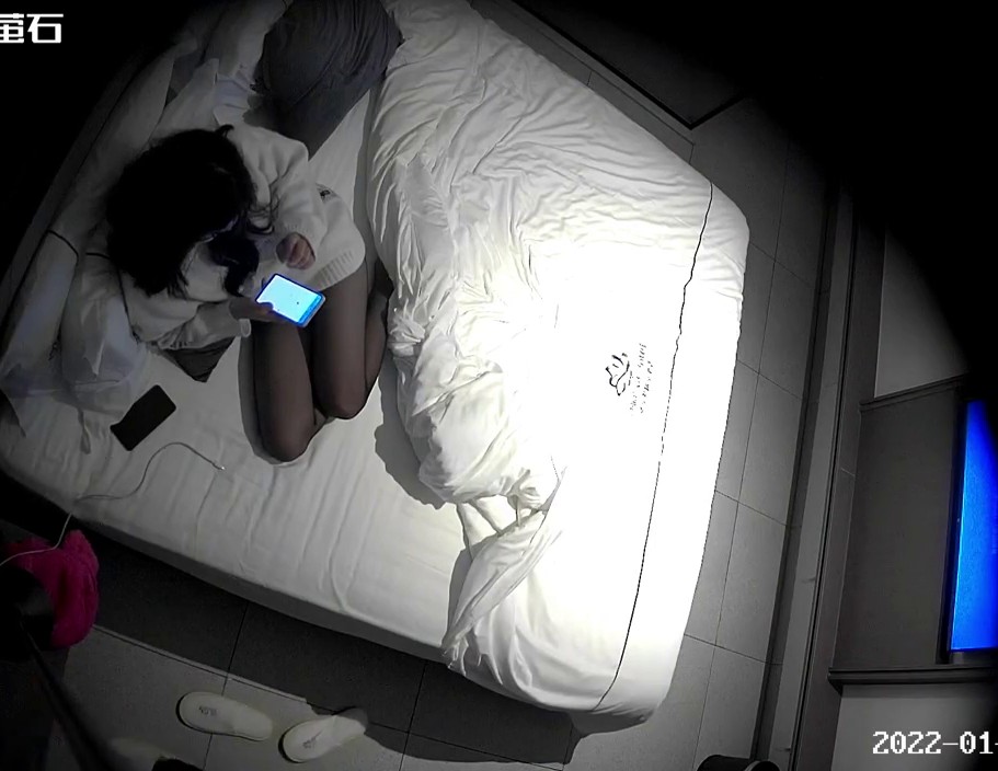 “爸爸好厉害爸爸操死我”对白刺激，上帝视角偸拍酒店一对小情侣开房造爱，