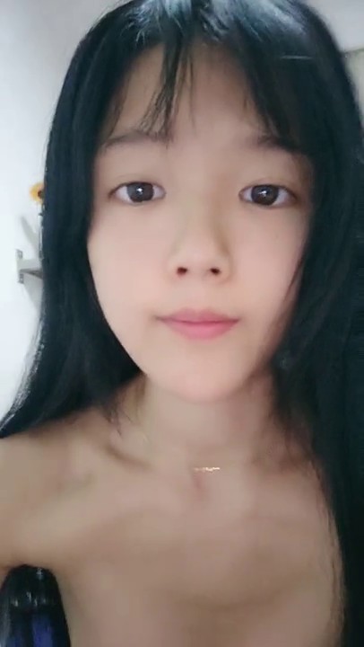 颜值小美女浴室洗澡诱惑，全程露脸听狼友指挥大秀，揉骚奶子无毛白虎逼，坐在马桶上道具抽插高潮冒白浆好骚.