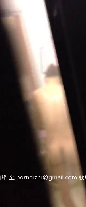 窗户缝偷窥楼下工友的老婆洗澡 身材还真不错