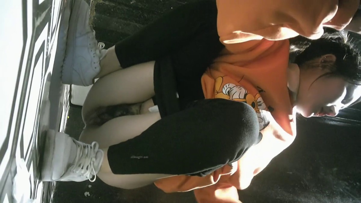 餐厅女厕偷窥米老鼠外套的美女B毛非常的浓郁 抽着烟尿着尿