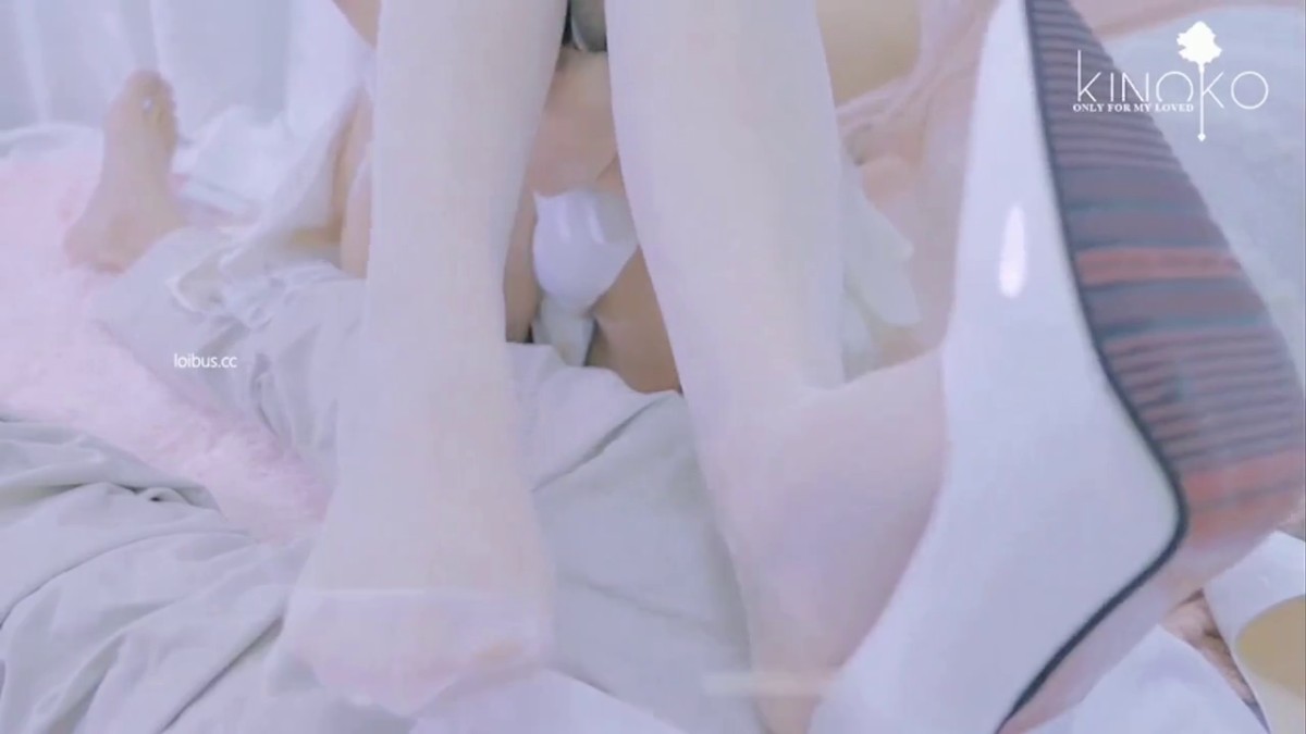 十指相扣，舌吻唾液交换，躺在怀里吃奶，白丝足交，掰六观察，这样的女孩子只是大佬们贵一点的飞机杯吧