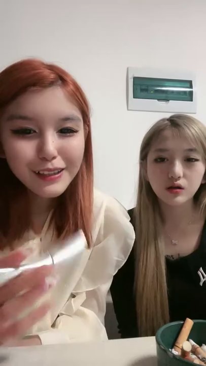 颜值姐妹花双女诱惑！白嫩美乳骚穴互插！张开双腿震动棒猛捅，闭眼享受娇喘呻吟，搞的骚穴湿哒哒