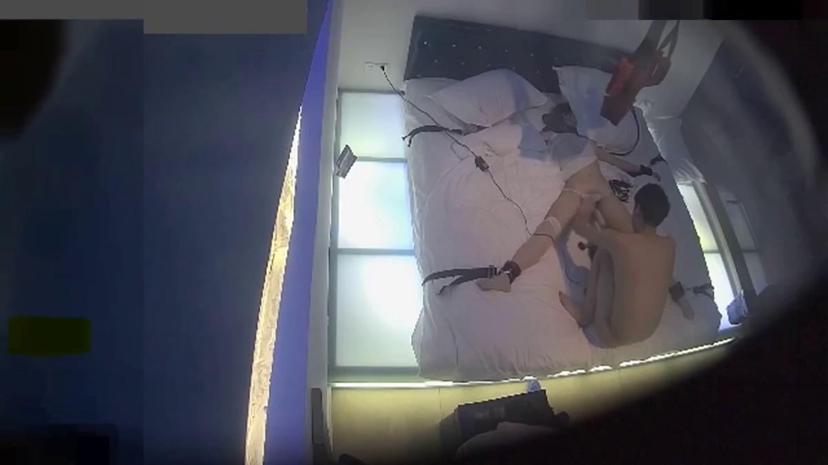 大学生放假了眼镜妹穿着肚兜和男朋友开房玩刺激的哈哈还带了不少装备啊真会玩