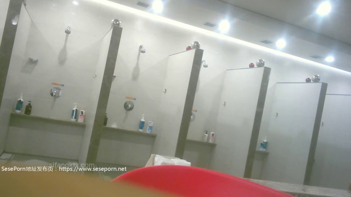 澡堂子内部员工偷窥 几位落单的少妇一个人洗澡