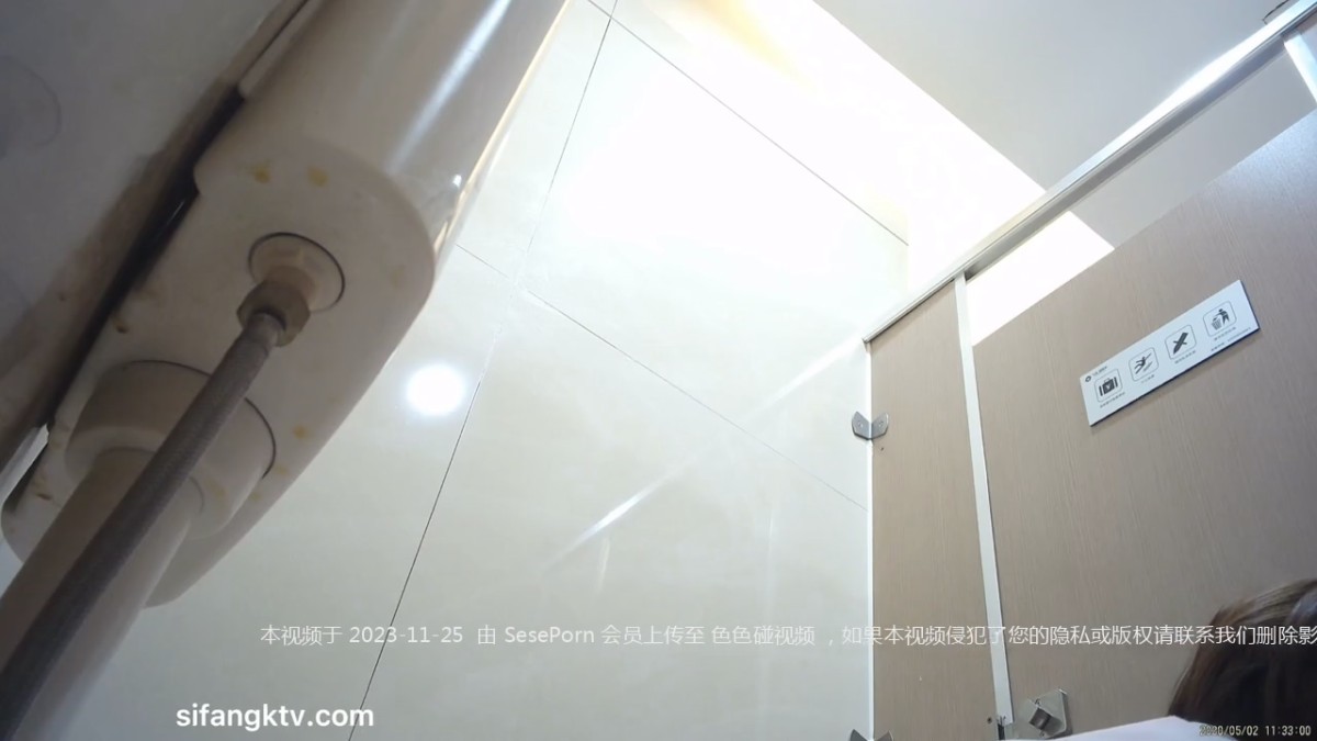 火爆商场女厕固定高清镜头拍脸移动镜头拍逼