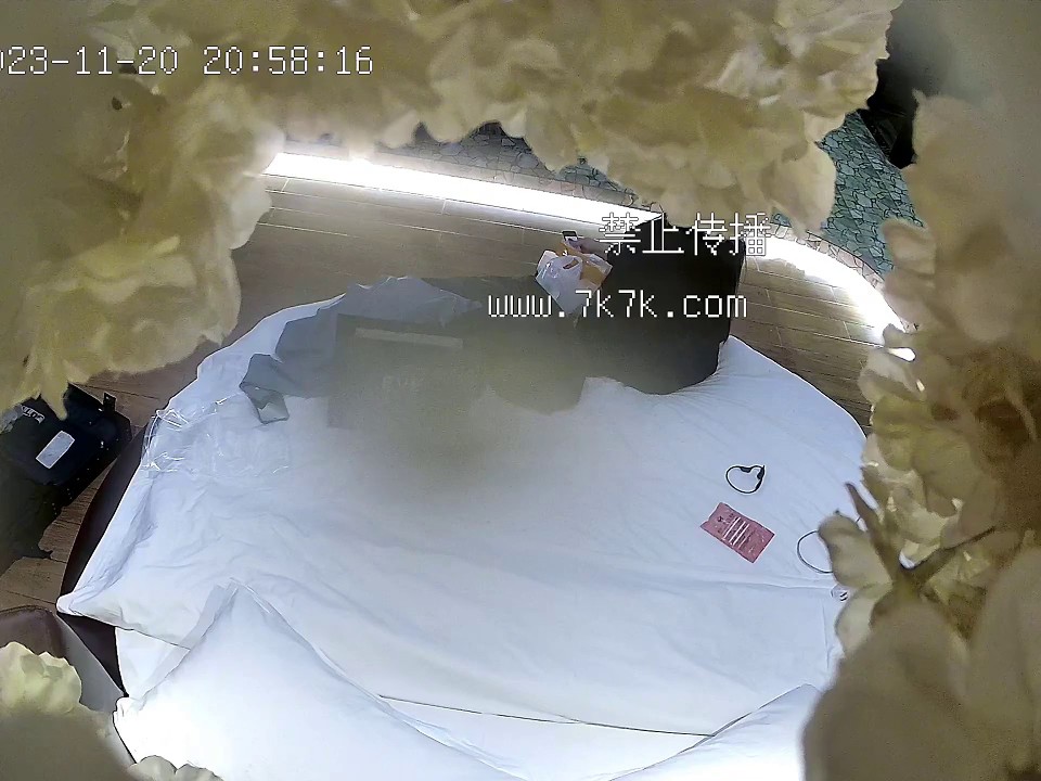 -有趣的11-20最新酒店偷拍！张嘴闭嘴就是几百万生意的张总，很爱装！漂亮的少妇小秘被 轻松拿捏，服帖 被蹂躏像只母狗