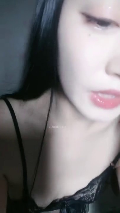 美少女害羞的掰开屁屁，给兄弟们看自己的隐私部位，绝美校花女神