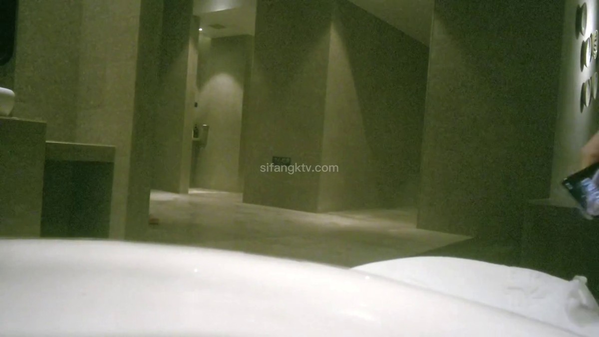 澡堂子内部员工偷窥 几位落单的少妇一个人洗澡