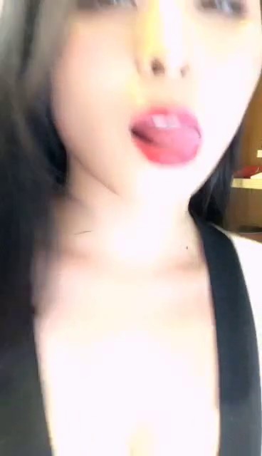 颜值不错皮肤白皙长发新人美女主播第六部 脱光全裸道具自慰毛毛比较多 很是诱惑不要错过