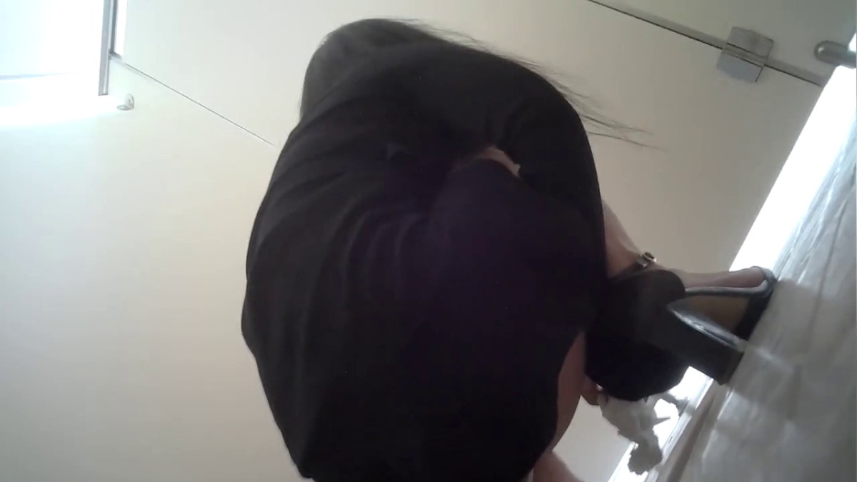 办公楼女厕偷拍高跟短裙美女 肥逼粉唇粘着白带