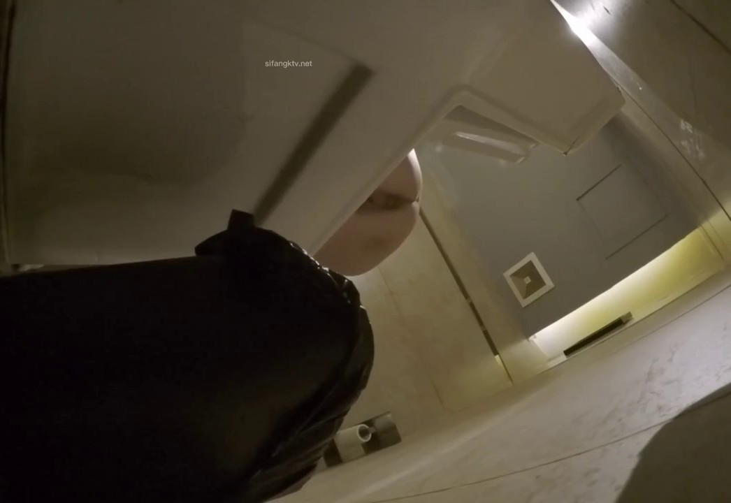 猛舔骚母狗小姨子黑丝露脸情趣诱惑，让姐夫揉着奶子摸骚穴，夹着大哥的脑袋舔逼69口交，压在身下边亲边草