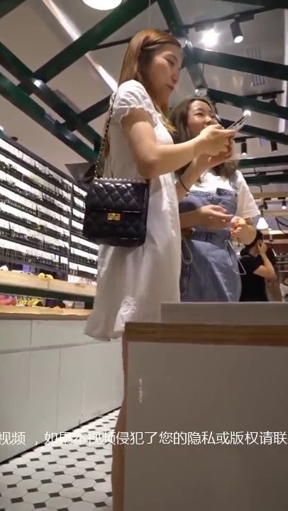 偷窥漂亮小姐姐