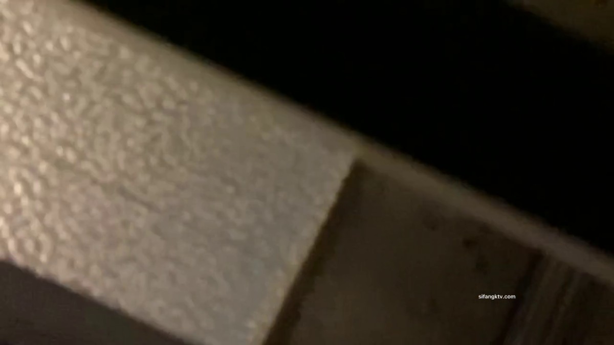 -冒死爬窗偷窥邻居上高中的女儿回家洗