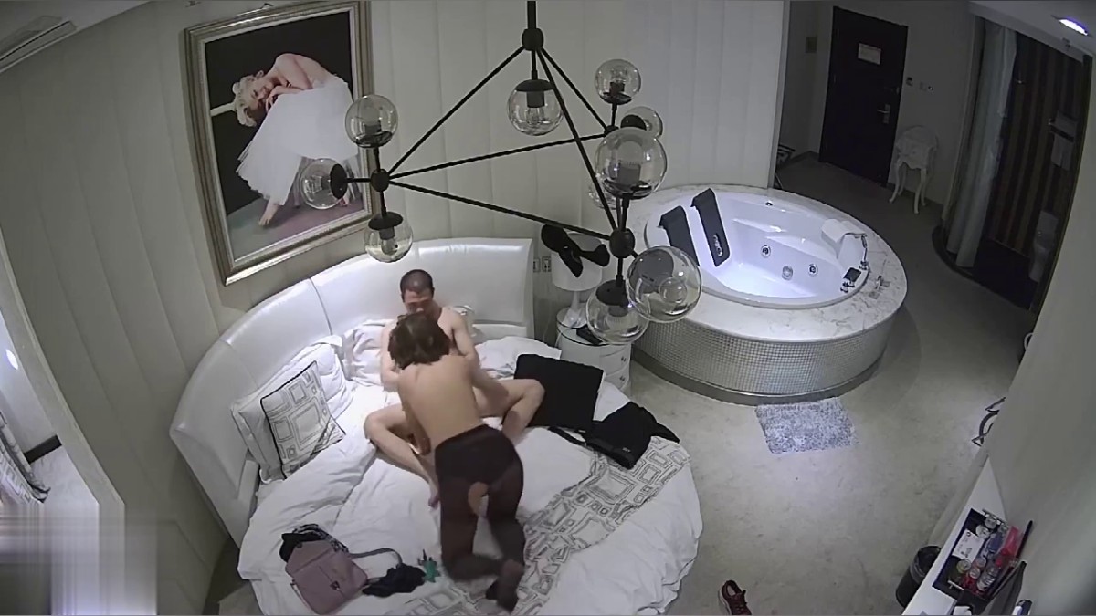 监控破解》中年大叔情趣酒店约炮黑丝小姐姐玩69吃鲍鱼啪啪啪