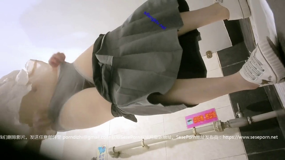 单位办公楼女厕全景偷拍JK百褶裙的萝莉妹子 没想到竟然还是一个光溜无比的无毛白虎