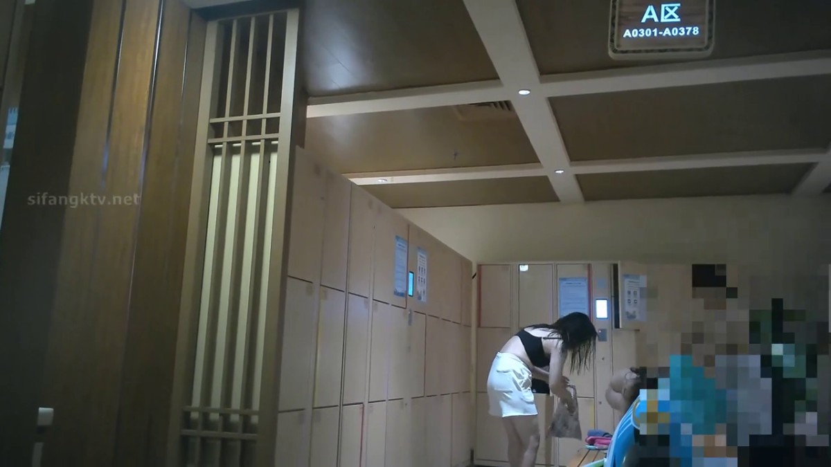 十二月新流出大神潜入水上乐园更衣间四处游走偷拍 脱光衣服来回走的姐妹花