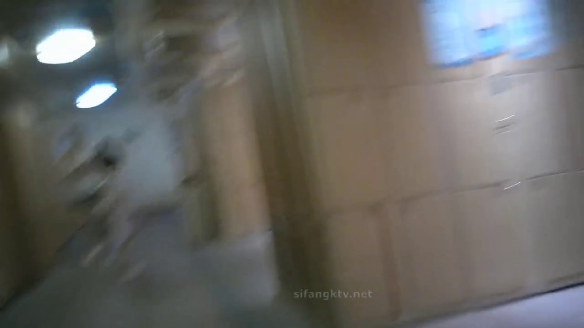 十二月新流出大神潜入水上乐园更衣间四处游走偷拍❤️逼毛浓密性感的年轻美女