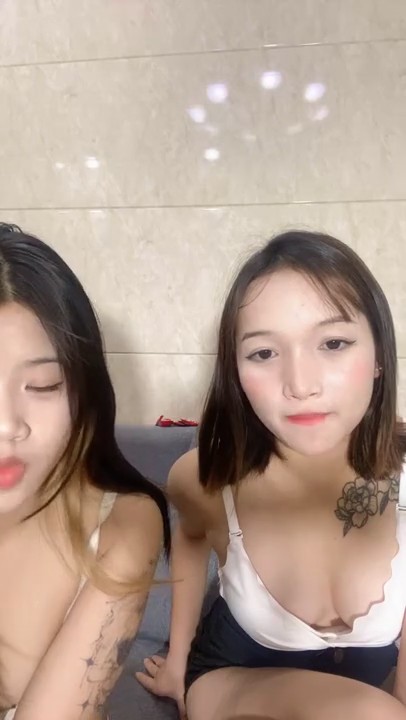 呆萌乖巧妹妹！和闺蜜一起双女秀！假屌插粉嫩小穴，轮流上场自慰，搞得嫩湿哒哒