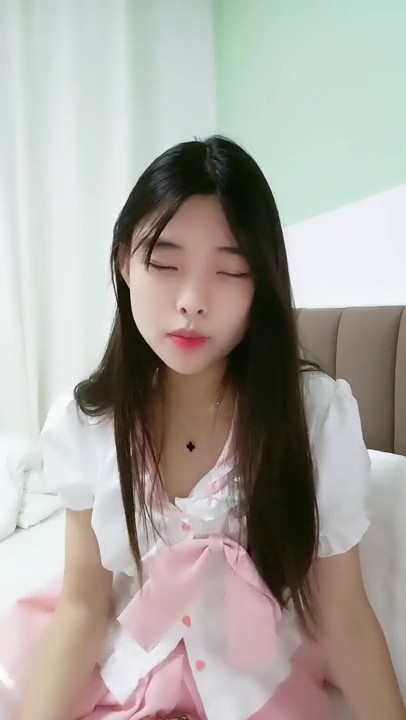 清纯嫩妹制服白丝露脸诱惑狼友，奶子比心听指挥跟狼友撩骚互动，撅着屁股给狼友看，掰开逼逼看特写精彩刺激.