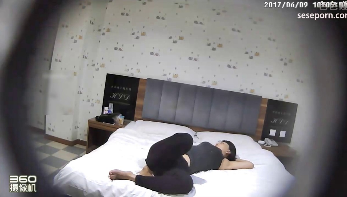 商务主题宾馆胖老板约炮大奶子少妇情人后入姿势特别刺激把少妇肏到高潮呻吟声失控事后少妇还要自摸解渴