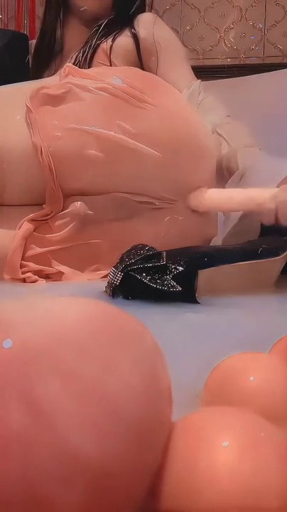 伪娘紫薇 在牛奶浴缸拳交超长玩具隔着裙子插自己屁穴 好涩涩的一种方式感觉就像是被操射了一样.