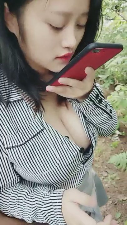 野外打炮刺激一队漂亮姐妹俩性欲上来了勾引了一个炮友在户外直播性爱表演美乳丰满逼肥嫩口交啪啪刺激