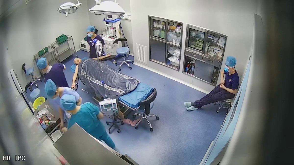 稀缺破解整形医院摄像头监控偷拍妹子全身麻醉任人摆布涂上消毒液，逼逼还插上了尿管