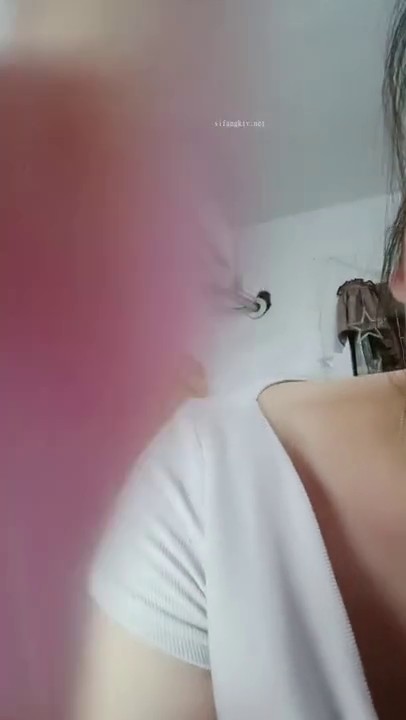 哺乳期的28岁农村人妻，绝品佳人，【草莓汁】，简陋卧室掩盖不住她的美，胸大，一线天，颜值高，真完美啊！82402052 草莓