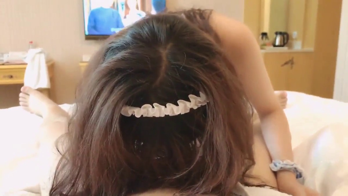 -大神酒店约炮眼镜学妹换上情趣装 各种姿势爆插她的无毛小嫩鲍完美露脸